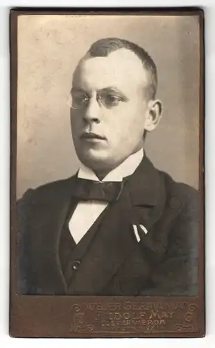 Fotografie Rudolf May, Elsterwerda, Portrait junger Herr in Anzug mit Fliege