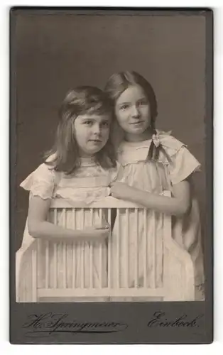 Fotografie H. Springmeier, Einbeck, Portrait zwei Mädchen in weiss