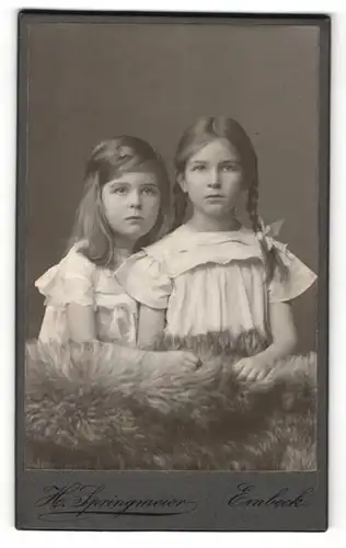 Fotografie H. Springmeier, Einbeck, Portrait Mädchen mit geflochtenen Zöpfen und kleine Schwester