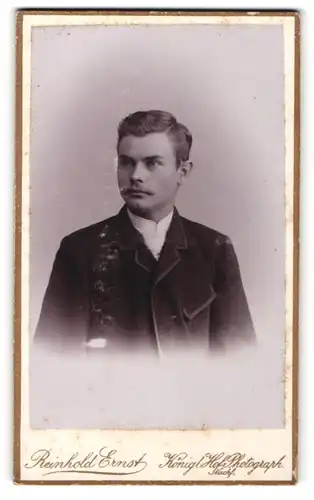 Fotografie Reinhold Ernst, Zittau & Görlitz, Portrait junger Mann mit Seitenscheitel und Oberlippenbart