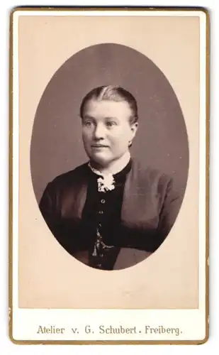 Fotografie G. Schubert, Freiberg, Portrait junge Frau mit zusammengebundenem Haar