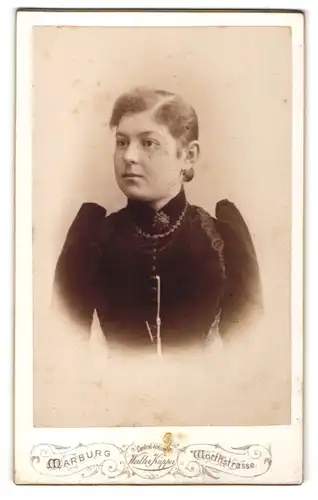 Fotografie Walter Küpper, Marburg, Portrait Frau mit zusammengebundenem Haar