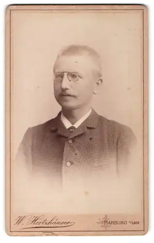 Fotografie W. Hertzhäuser, Marburg a/Lahn, Portrait Herr mit Bürstenhaarschnitt und Zwicker