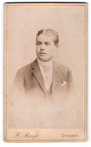 Fotografie H. Ranft, Dresden, Portrait junger Mann mit Mittelscheitel