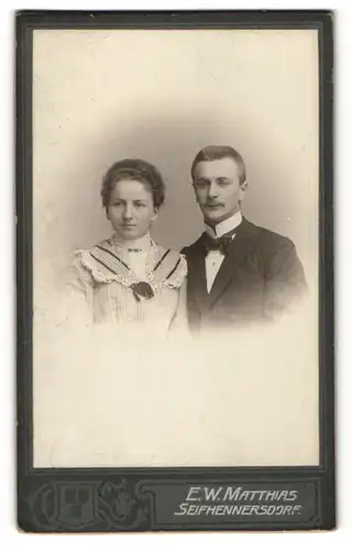 Fotografie E. W. Matthias, Seifhennersdorf, Portrait junges bürgerliches Paar