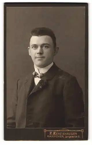 Fotografie F. Renziehausen, Hannover, Portrait junger Mann mit Bürstenhaarschnitt in feierlicher Kleidung