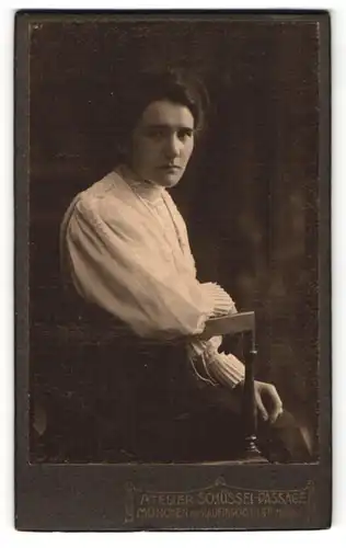 Fotografie Atelier Schüssel-Passage, München, Portrait junge Frau in weisser Bluse