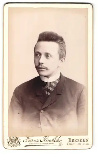 Fotografie Franz Roebcke, Dresden, Portrait junger Herr mit Bürstenhaarschnitt