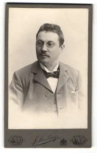 Fotografie J. Seiling, München, Portrait Herr mit Brille und Bürstenhaarschnitt