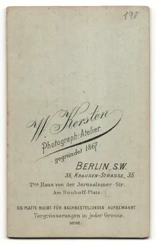Fotografie W. Kersten, Berlin-SW, Portrait Knabe in Anzug mit kurzem Haar