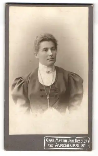 Fotografie Gebr. Martin, Augsburg, Portrait Dame in zeitgenöss. Garderobe