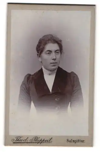 Fotografie Theod. Plappert, Salzgitter, Portrait Dame mit zusammengebundenem Haar