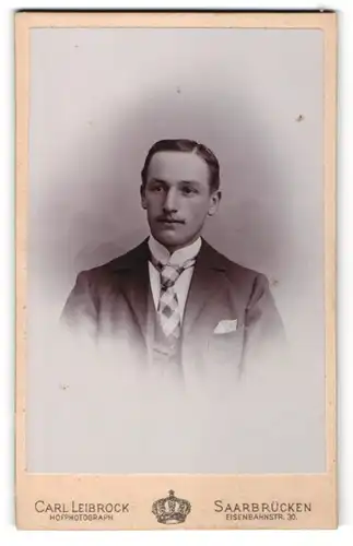 Fotografie Carl Leibrock, Saarbrücken, junger Herr mit karierter Krawatte