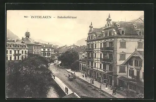 AK Interlaken, Bahnhofstrasse mit Passanten