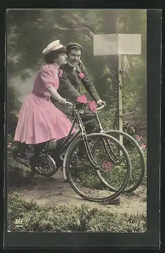 AK Frau mit Mütze auf Fahrrad umarmt Mann auf Fahrrad