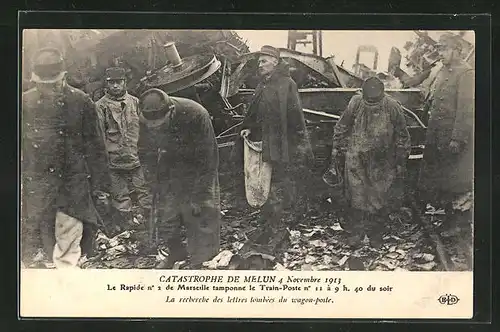 AK Melun, Catastrophe 4 Novembre 1913, La recherche des lettres tombees du wagon-poste