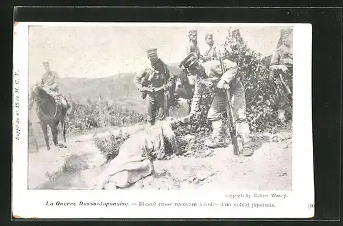 AK Russisch-Japanischer Krieg, Blesse russe recevant a boire d`un soldat japonaise