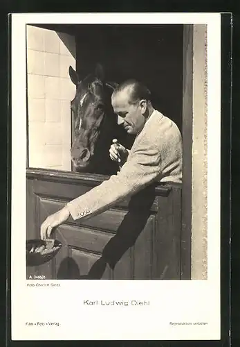 AK Schauspieler Karl Ludwig Diehl bei seinem Pferd im Stall