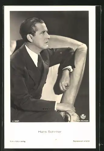 AK Schauspieler Hans Söhnker im Anzug in einem Sessel sitzend