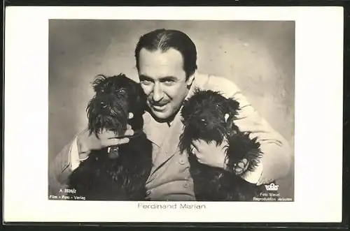 AK Schauspieler Ferdinand Marian mit zwei Hunden in den Händen