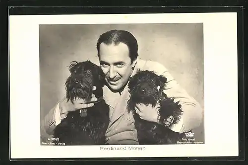 AK Schauspieler Ferdinand Marian mit zwei Hunden in den Händen
