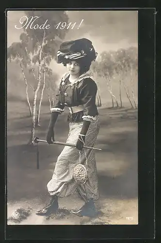 AK Mode 1911, Emanzipierte Frau mit Hut in karrierten Hosen