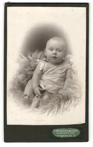 Fotografie F. Renziehausen, Hannover, Baby liegt auf einem Fell