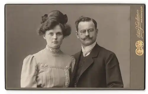 Fotografie Otto Martin, Hersfeld, Mann und Frau in feiner Kleidung