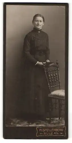 Fotografie H. Spellenberg, Sulz, junge Frau in schwarzem Kleid mit Bibel in der Hand