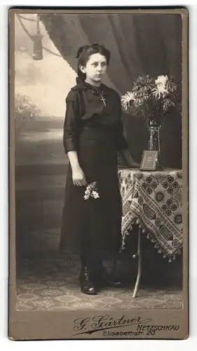 Fotografie G. Gärtner, Netzschkau, junge Frau mit Blumen und Kreuz-Halskette