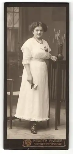 Fotografie Heinrich Wagner, Ehrenfriedersdorf, lächelnde Frau in weissem Kleid