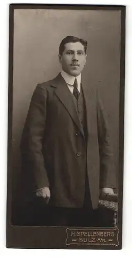 Fotografie H. Spellenberg, Sulz, Mann im Anzug mit Krawatte