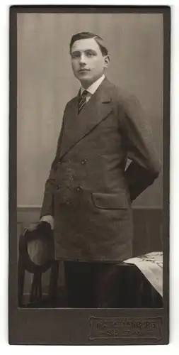 Fotografie H. Speilenberg, Sulz, junger Mann im Anzug mit Seitenscheitel