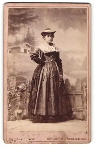 Fotografie Franz Xaver Spiegel, Miesbach & Schliersee, Portrait junge Frau in Tracht mit Hut