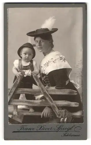 Fotografie Franz Xaver Spiegel, Miesbach & Schliersee, Portrait Frau in Tracht und Kleinkind