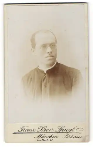 Fotografie Franz Xaver Spiegl, München & Schliersee, Portrait Geistlicher mit Brille