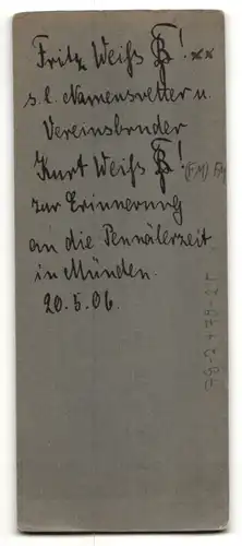Fotografie Sophus Buch, Hann. Münden, Student Fritz Weiss im Anzug mit Fliege lässig am Stuhl lehnend
