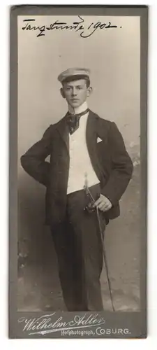 Fotografie Wilhelm Adler, Coburg, Student im Anzug mit Spazierstock, beschriftet: Tanzstunde 1902