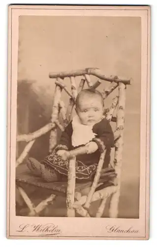 Fotografie L. Wilhelm, Glauchau, Portrait kleines Mädchen mit Latz auf Stuhl sitzend