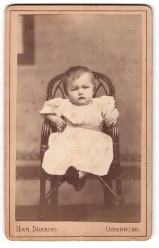 Fotografie Hrm. Döhring, Osterburg, Portrait kleines Mädchen im weissen Kleid auf Stuhl sitzend