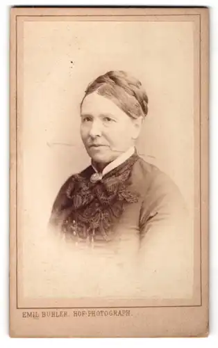Fotografie Emil Bühler, Mannheim, Portrait betagte Dame mit geflochtenem Haar