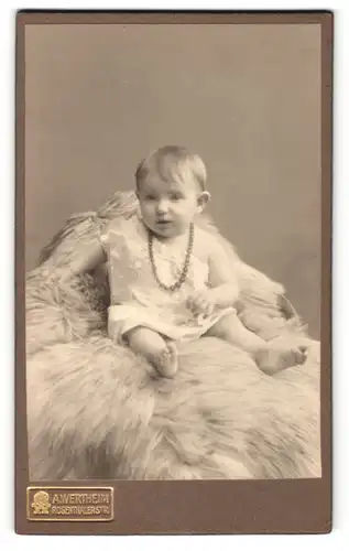Fotografie A. Wertheim, Berlin, Portrait Kleinkind mit Perlenkette