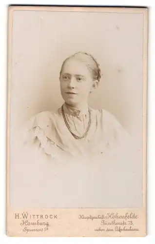 Fotografie H. Wittrock, Hohenfelde, Portrait Mädchen mit Perlenkette