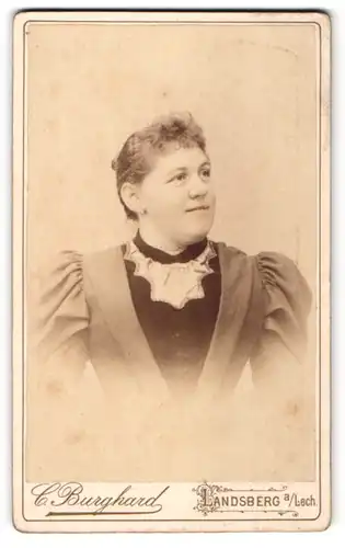 Fotografie C. Burghard, Landsberg a / Lech, Portrait ältere Dame mit zurückgebundenem Haar im Kleid mit Puffärmeln