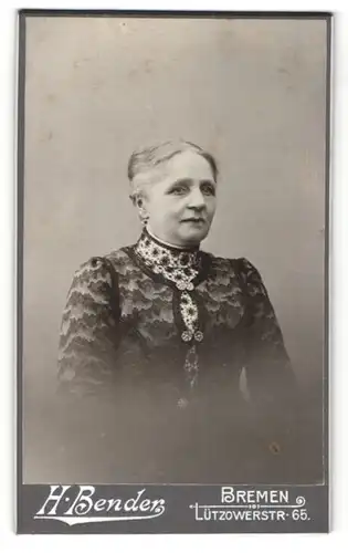 Fotografie H. Bender, Bremen, Portrait betagte Dame in feierlicher Garderobe