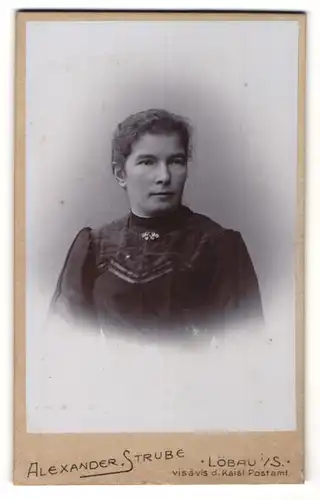 Fotografie Alexander Strube, Löbau i/S, Portrait Frau mit zusammengebundenem Haar