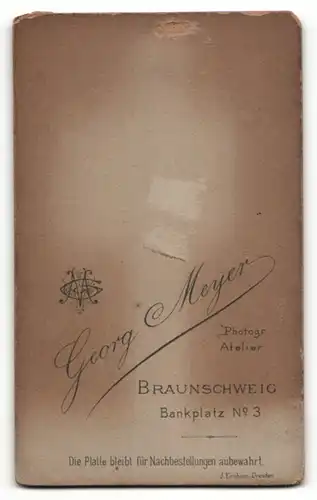 Fotografie Georg Meyer, Braunschweig, Portrait Greisin mit zusammengebundenem Haar