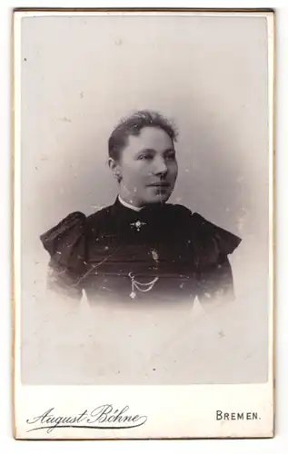 Fotografie August Böhne, Bremen, Portrait Frau mit zusammengebundenem Haar