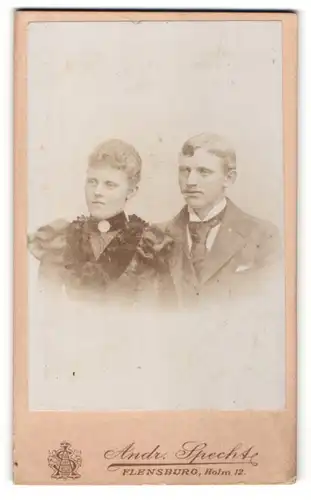 Fotografie Andr. Specht, Flensburg, Portrait junges Paar in festlicher Garderobe