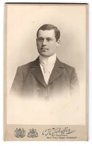 Fotografie C. H. Schiffer, Darmstadt, junger Herr mit karierter Krawatte